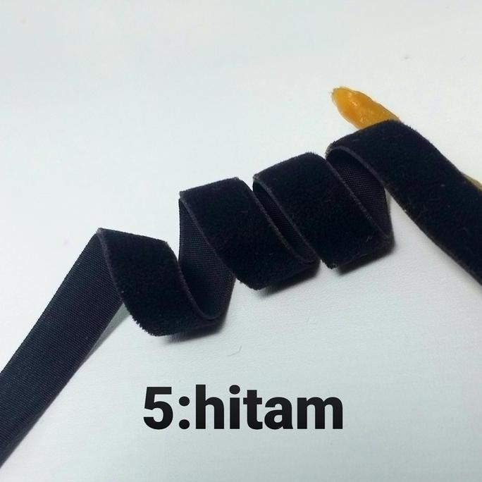 

ready per rol 15 meter,pita bludru/velvet elastis warna hitam lebar 1 cm