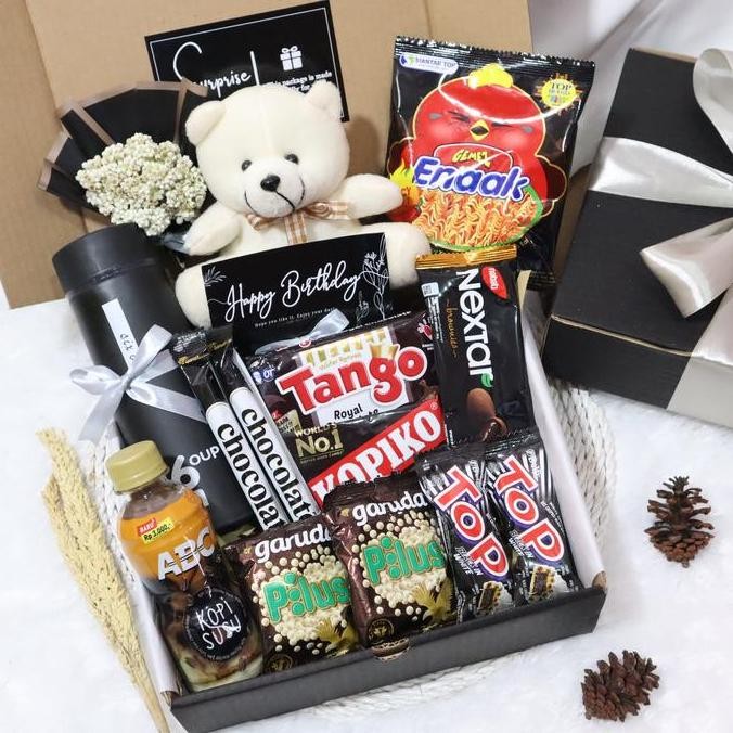 

Tersedia Hampers Snack Hitam Kado Ulang Tahun Wisuda Pacar Cewek Cowok