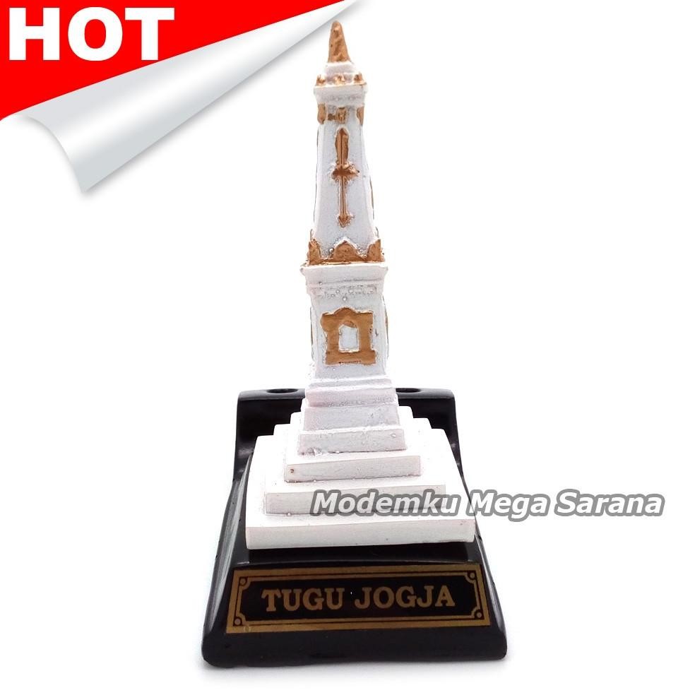 

Tr24 Miniatur Tugu Jogja + Tempat Pena 12X9X6 Cm