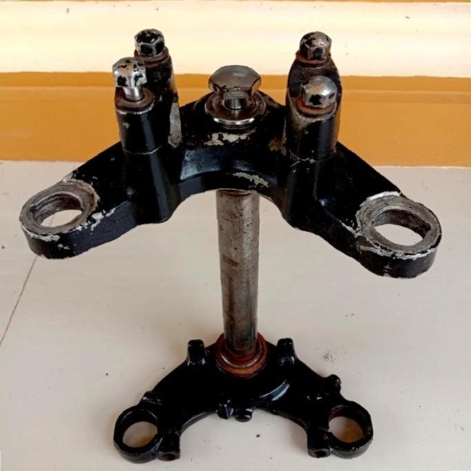 Sparepart dan Aksesoris kendaraan  Segitiga Atas Bawah Suzuki A100 A 100. Original. Seken Bekas copo