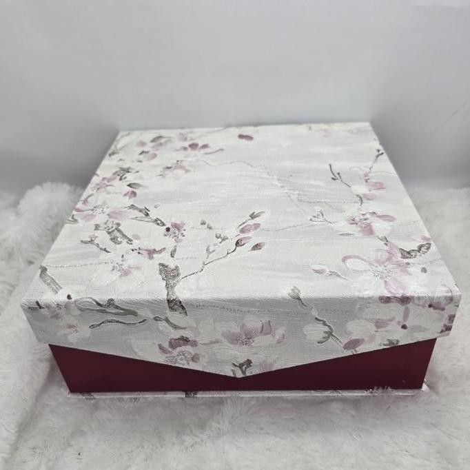 

ready stock hard box kotak kue MD wallpaper 22x22x8cm natal imlek lebaran