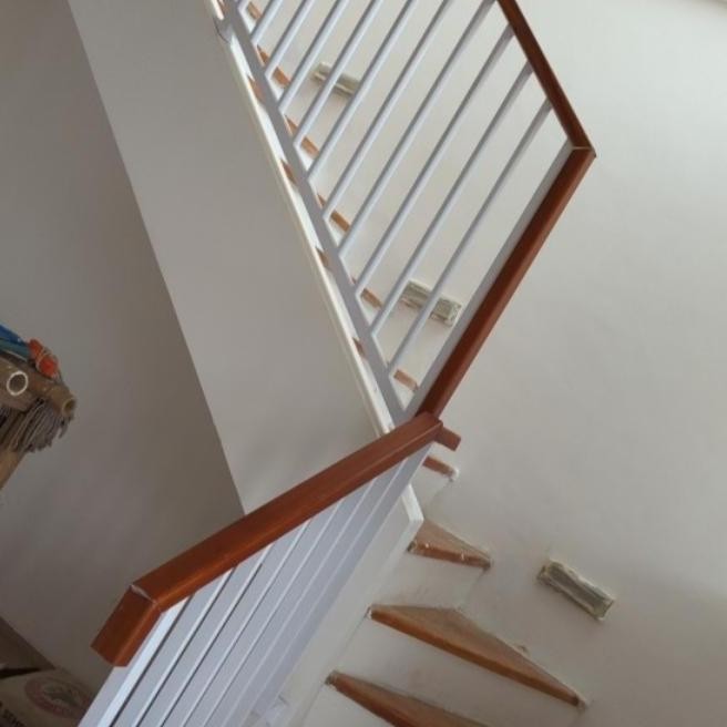railing tangga rumah minimalis injakan kayu