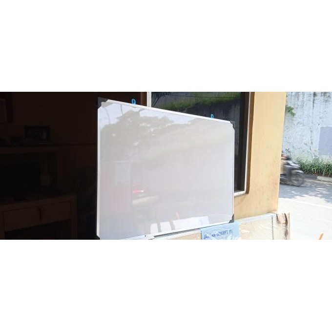 

Whiteboard/papan tulis gantung 100 x 110 cm free penghapus+spidol Termurah