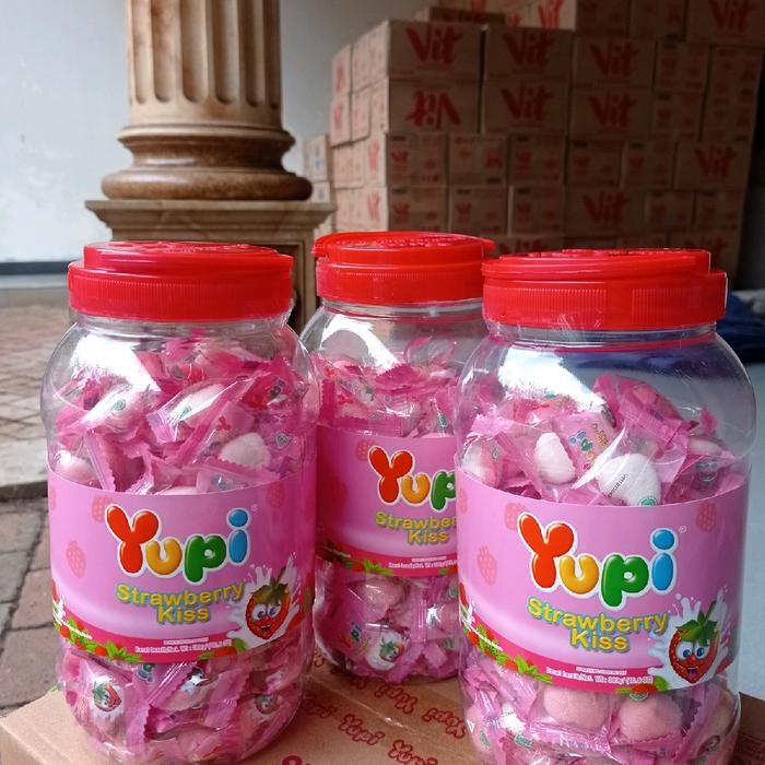 

terbaru !!! permen yupi strawberyy kis jar 300g 1dus isi 6pcs toples roti lebaran enak lezat