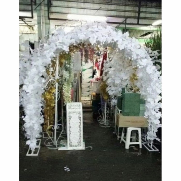 PERGOLA LENGKUNG BESI DEKORASI