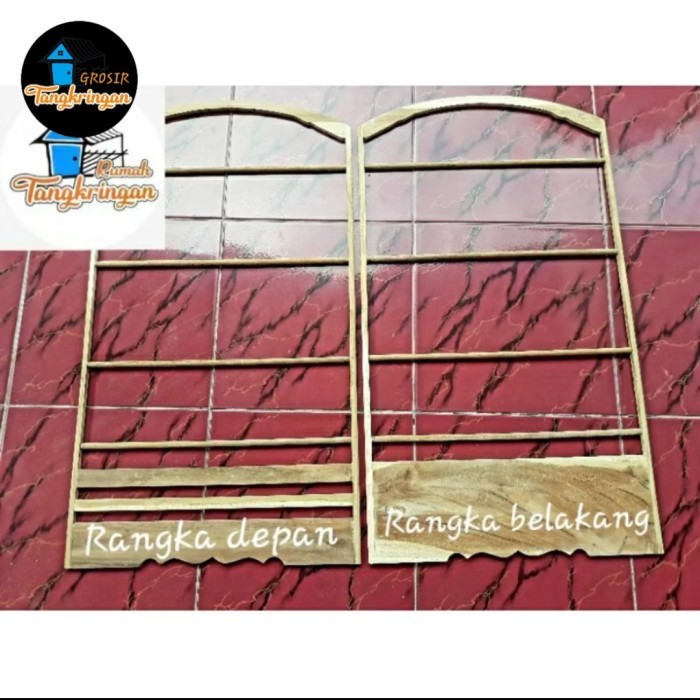 Sangkar kosan tiang kayu ambrukan/belum dirangkai