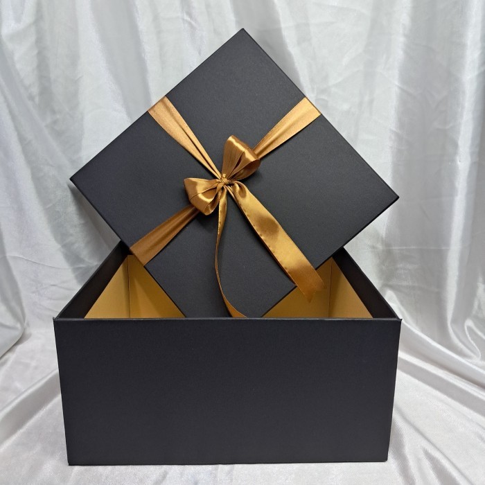 

Kotak Hadiah / Kotak Box / Kotak Kado / 25X25X12 Cm / Tanpa Pita