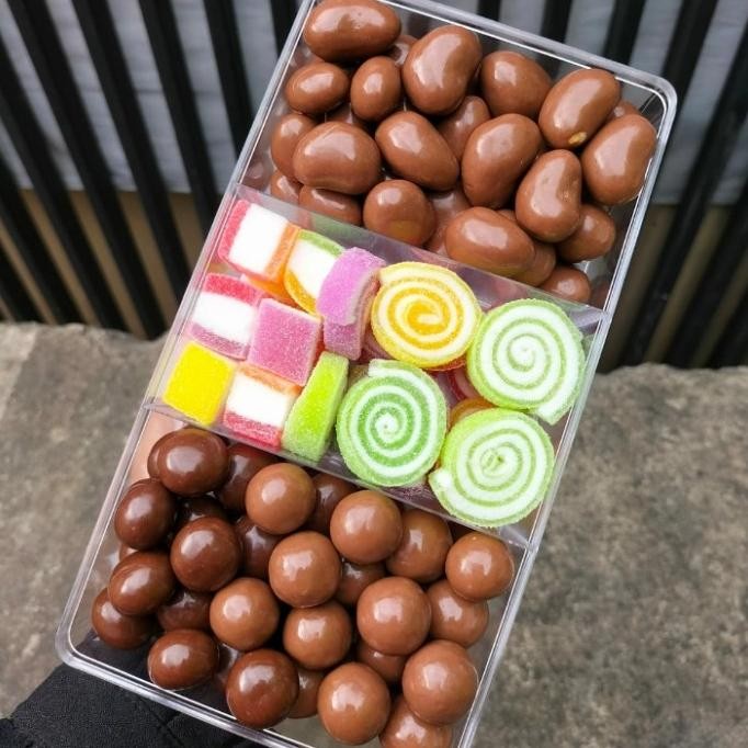 

Sale Paket Coklat Lebaran Delfi Kemasan Toples Sekat