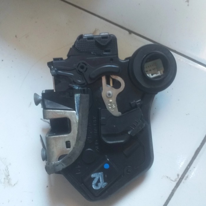 doorlock pintu kanan tengah innova
