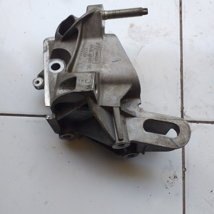 breket engine mounting ford fiesta