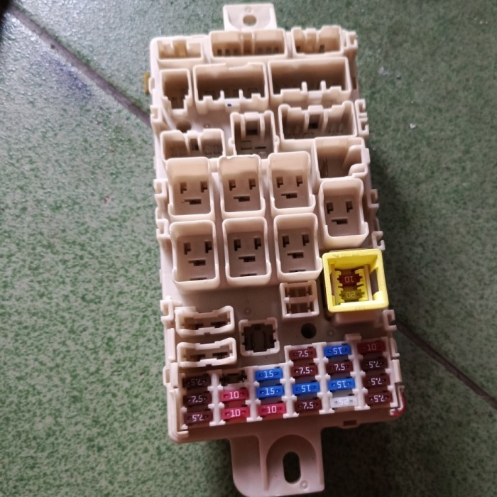 bcm fuse box sekring  Mitsubishi Pajero original