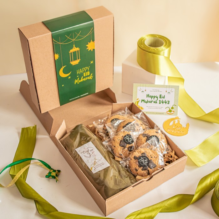 

PROMO !!! SALE TERLARIS HAMPERS LEBARAN (COOKIES + JILBAB) READY