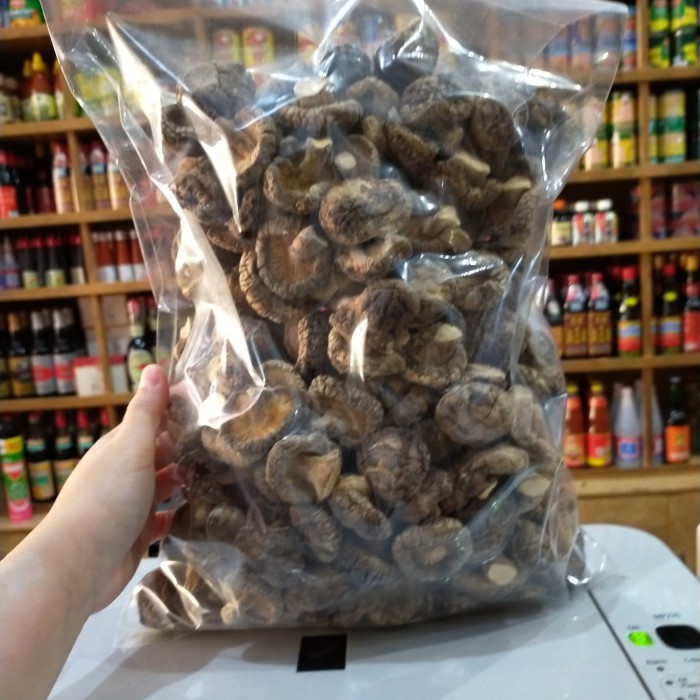 

Jamur Hioko Kering/ Dried Shitake Mushroom Uk. 3-4Cm 1Kg (Tidak Tebal)