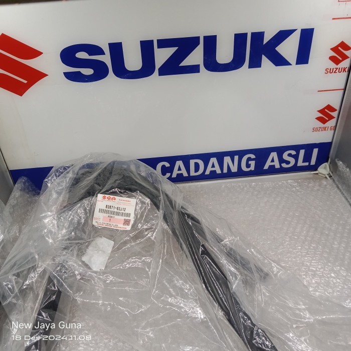 83671-63J12 Karet Chanel/Run Front Door Glass Kanan Belakang Swift