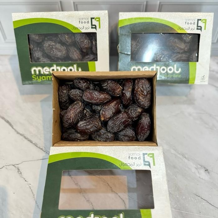 

Kurma Medjool Syam Luxury Jordania Kemasaan 1kg - Teksur Kurma Lembut dengan Daging Tebal dan Biji