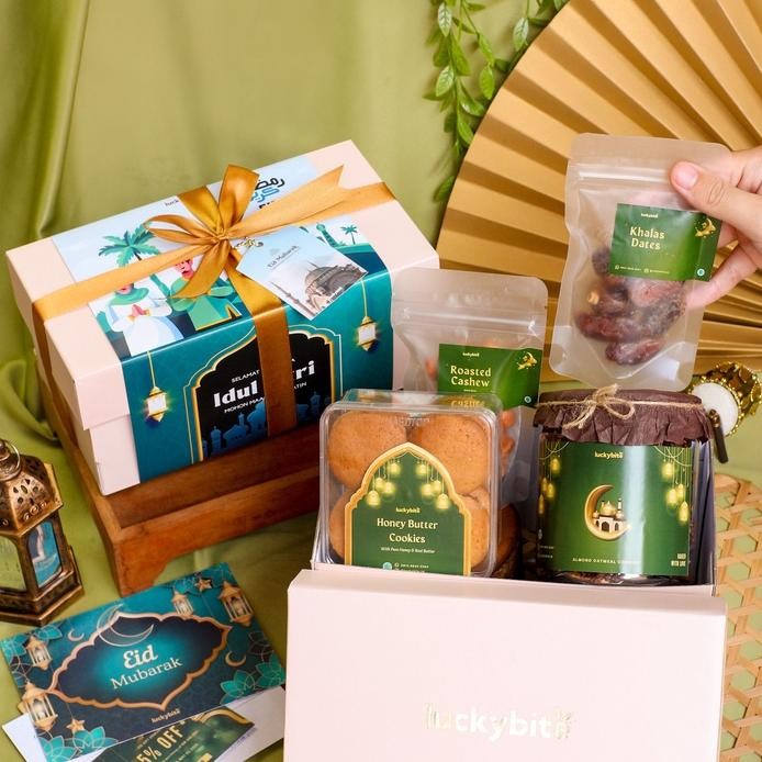 

Hampers Lebaran Idul Fitri / Parcel Lebaran (Ramadhan) / Eid Hampers - Semi Hardbox - Honey Butter Cookies + Oatmeal Cookies + Roasted Cashew + Dates + FREE KARTU + PITA + TAG + VOUCHER + BUBBLE WRAP | LUCKYBITE