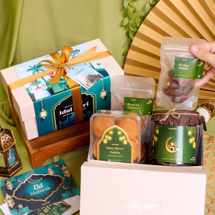 

Hampers Lebaran Idul Fitri / Parcel Lebaran (Ramadhan) / Eid Hampers - Semi Hardbox - Honey Butter Cookies + Oatmeal Cookies + Roasted Cashew + Dates + FREE KARTU + PITA + TAG + VOUCHER + BUBBLE WRAP | LUCKYBITE