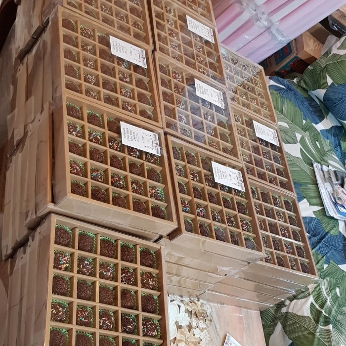 

HAMPER LEBARAN KUE RHUMBALL TANPA RHUM HALAL WAJIB INSTANT KURIR