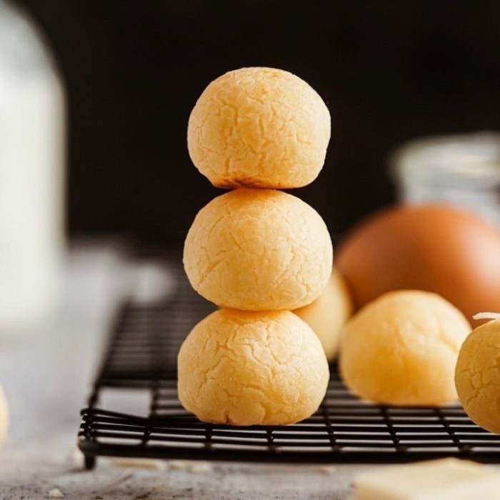 

PAO DE QUEIJO/ BRAZILIAN CHEESE BUNS (BAKED)