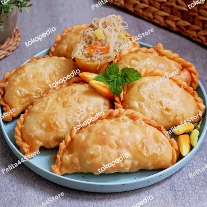 

TERLARIS! PASTEL ISI BIHUN DAN SAYURAN HOMEMADE 1 PACK ISI 10 PCS