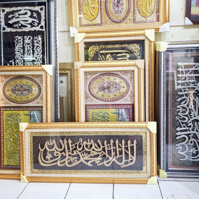 

KALIGRAFI SYAHADAT TIMBUL MEWAH 42*95 CM
