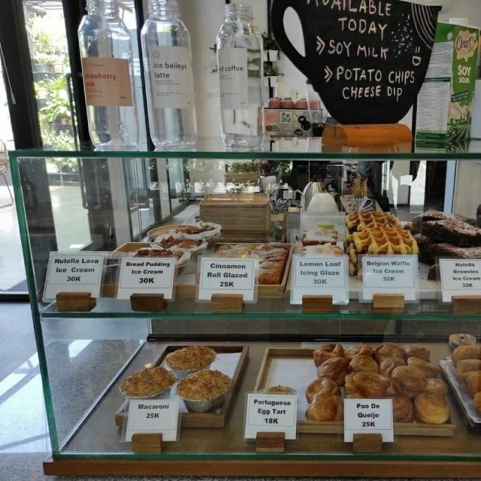 CO etalase kaca frameless kue donat alas kayu jati belanda 40x30x30 pintu