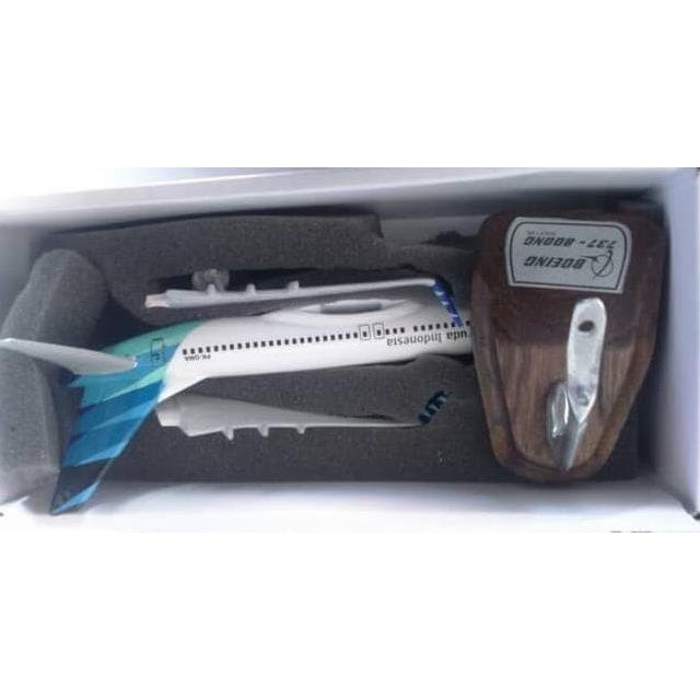 Miniatur Pesawat Garuda Indonesia 737-800