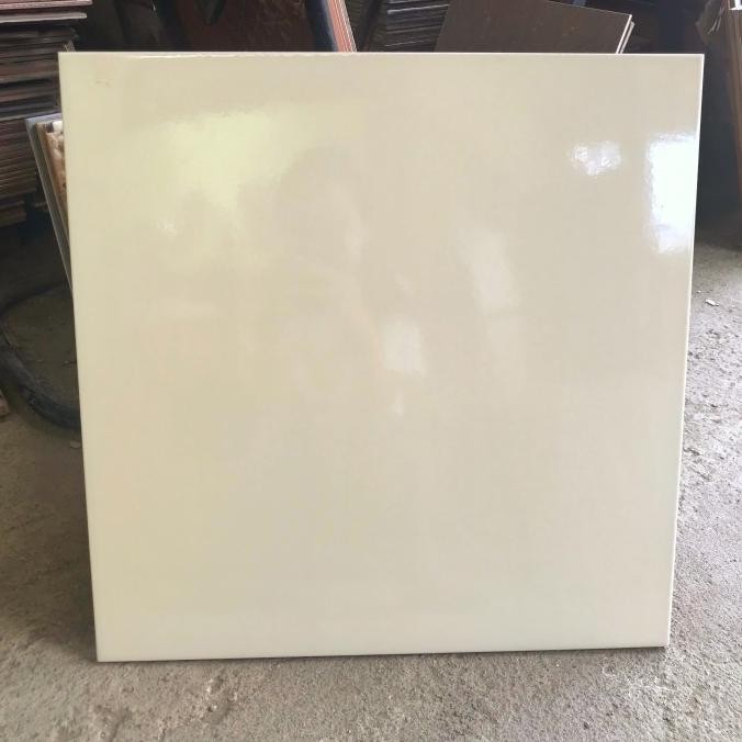 Keramik 50x50 cream polos (glossy)/ keramik cream polos murah