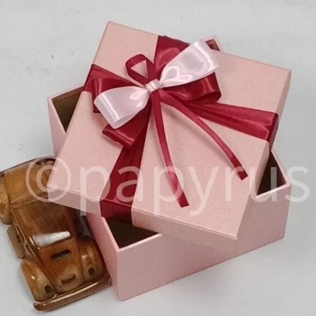 

Papyrus 15x15 tinggi 10cm Kotak Kado Gift Box Hadiah murah