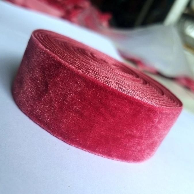 

per rol 10 meter,pita bludru/velvet warna maroon muda lebar 2.5 cm murah