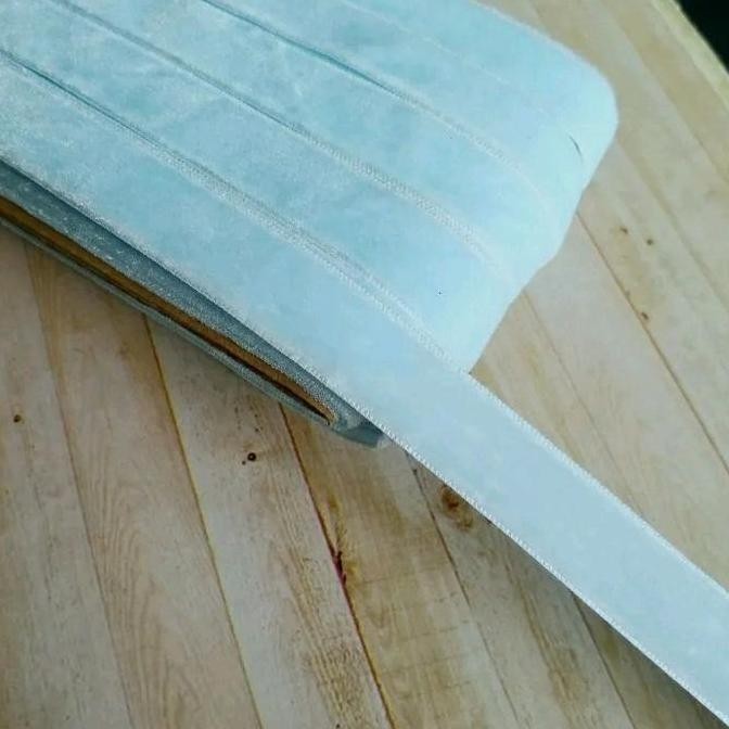 

per rol 15 meter,pita bludru/velvet warna biru telor asin lebar 1.5 cm murah