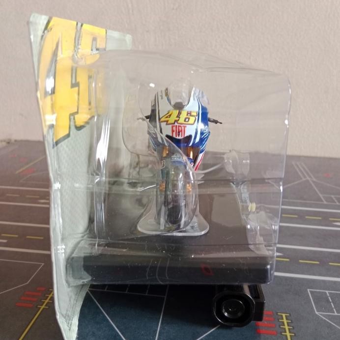baru  DIECAST MOTOGP YAMAHA YZR-M1 V. ROSSI WC 2009 SKALA 18 BY LEO MODELS murah