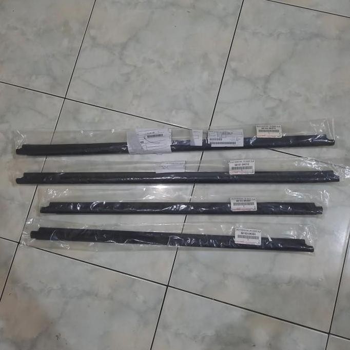 pelipit / karet kaca luar pintu fortuner 2006 2007 2008 2009 2010 2011 2012 2013 2014 2015 ori