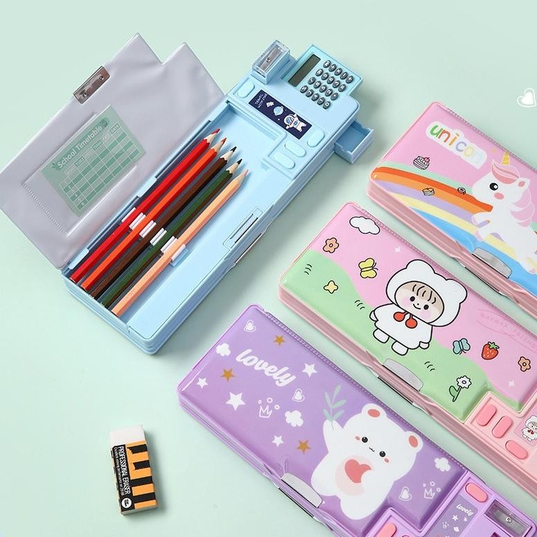 

Viral [Penjual Lokal] Kotak Pensil Kartun Dua Sisi Dengan Kalkulator Dan Rautan Pensil / Kotak Pensil Multifungsi Kotak Pensil Tombol Mekanis Pop-Up