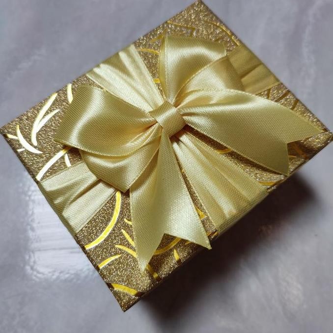 

ready BOX KADO SPESIAL GOLD MOTIF DAUN BISA CUSTOM UKURAN DAN WARNA LAINNYA