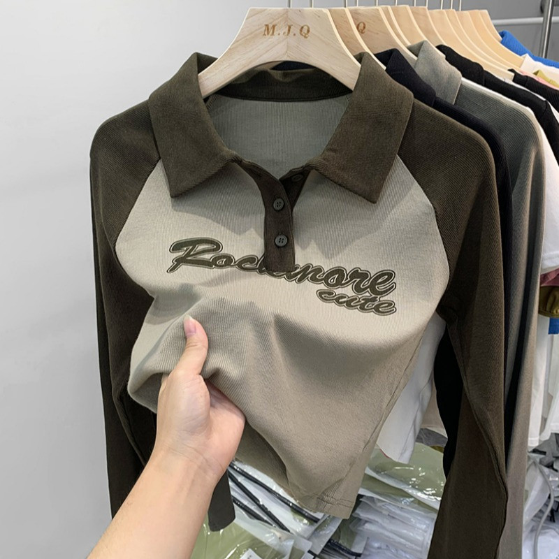 Kaos kerah polo lengan panjang berwarna coklat