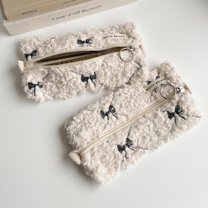 

KOTAK PENSIL BULU / PENCIL CASE / KOTAK PENSIL / POUCH TRAVEL / FUR POUCH / RIBBON FUR POUCH ORIGINAL DAN TERPERCAYA