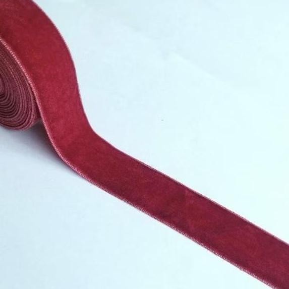 

ready stock per rol 10 meter,pita bludru/velvet warna maroon muda lebar 2.5 cm
