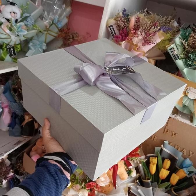 

ready stock kotak kado/kotak hadiah/kotak gift/box per 1 pcs ukuran 30x30x15 cm dengan pita besar