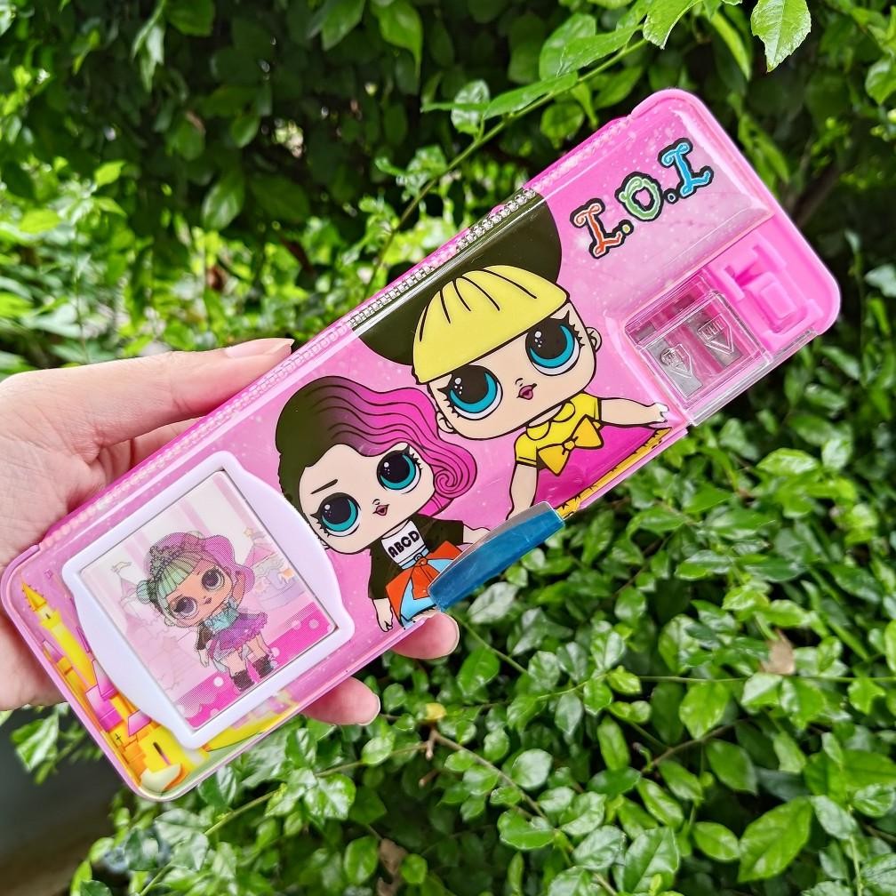 

Promo Kotak Pensil Kartun/ Kotak Pensil Magnet 2 Sekat / Kotak Pensil Anak Dilengkapi Rautan / Kotak Pensil Karakter Lucu