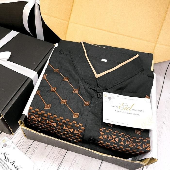 

HARGA PROMO HAMPERS COWOK SARUNG SAJADAH BLACK EDITION / HAMPERS LEBARAN / KADO ULANG TAHUN COWOK