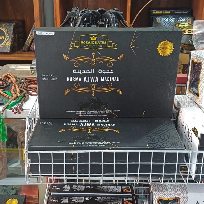 

Kurma Ajwa Kemasan Eksklusif / Paket Hampers Isi Kurma Ajwa 1 kg