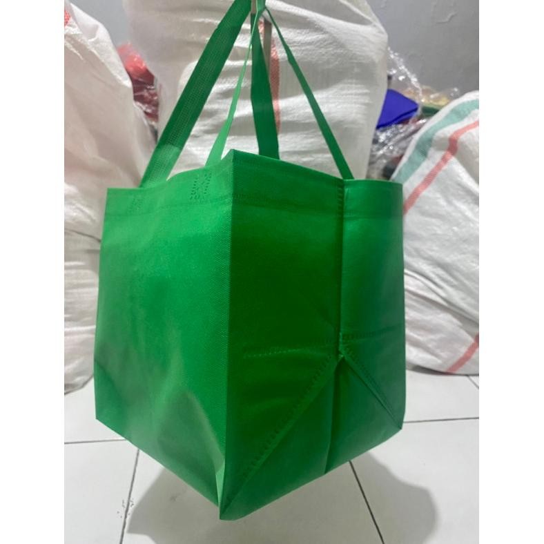 

SPECIAL (1 PACK = 60 PCS) GOODIE BAG TAS HAJATAN 22x22 CM TINGGI 28 CM / TAS NASI BOX / TAS HAJATAN KOTAK NASI / TAS WALIMATUL / TAS SPUNBOND TERLARIS / TAS SUNBOND SOUVENIR TERMURAH / TAS SEMINAR / TAS RAMAH LINGKUNGAN fb-4