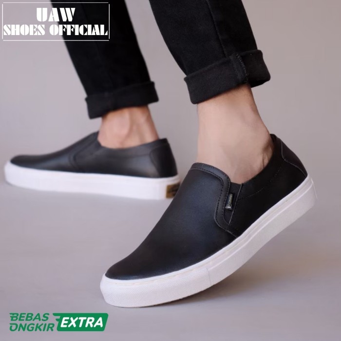 Sepatu Kulit SlipOn Pria Casual Santai - CEVANY MORI HITAM