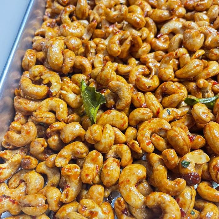 

BARANG TERLARIS 1 kg Kacang Mete Pedas Manis wonogiri 1000 gram- Snacks Food Mede Goreng