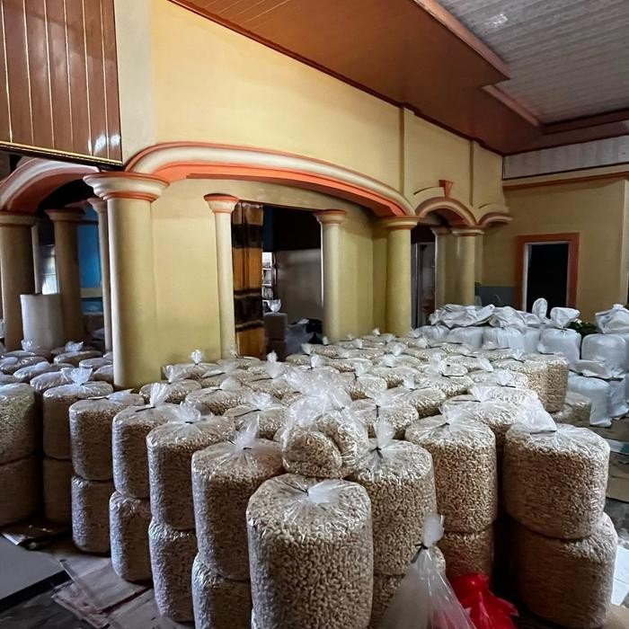 

BARANG TERLARIS 1 kg Kacang Mete MENTAH FRESH WONOGIRI (SETENGAH KERING) JEMUR LAGI SETELAH SAMPAI