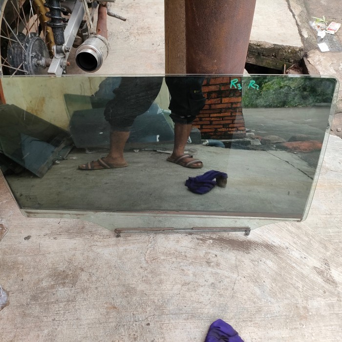 kaca pintu belakang kanan Suzuki Ertiga