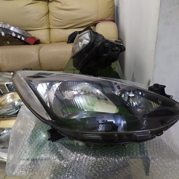Headlamp Lampu depan Mazda 2 kanan original