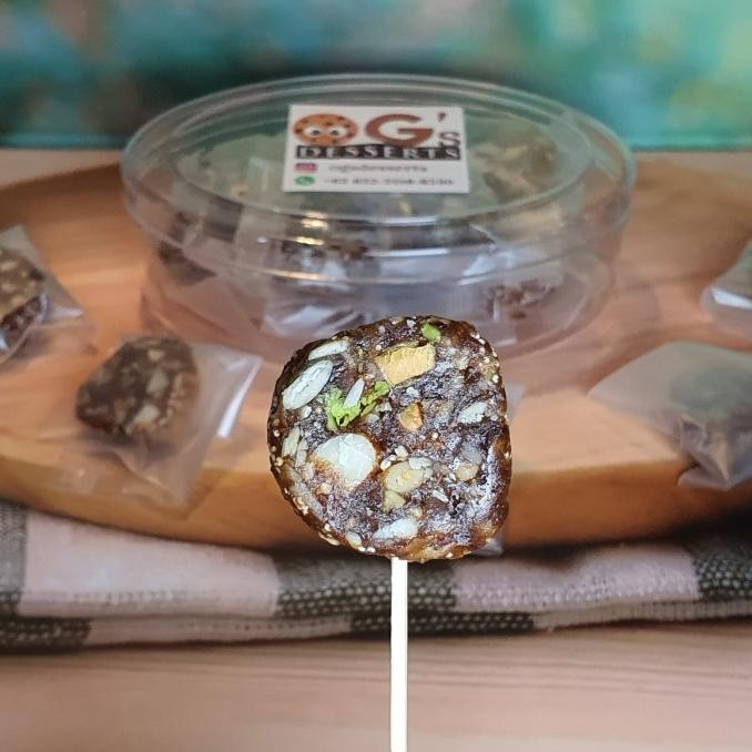 

kurma dates energy bites gluten free cemilan sehat dengan kacang almond, pistachio , dll ini Gluten free, No added sugar, Berkualitas