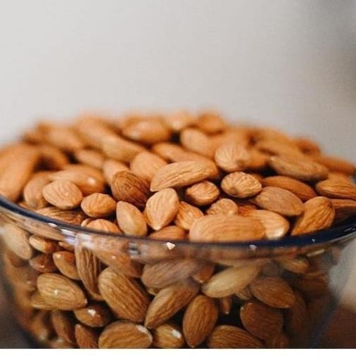 

RAW ALMOND ( MENTAH ) 1 KG Berkualitas